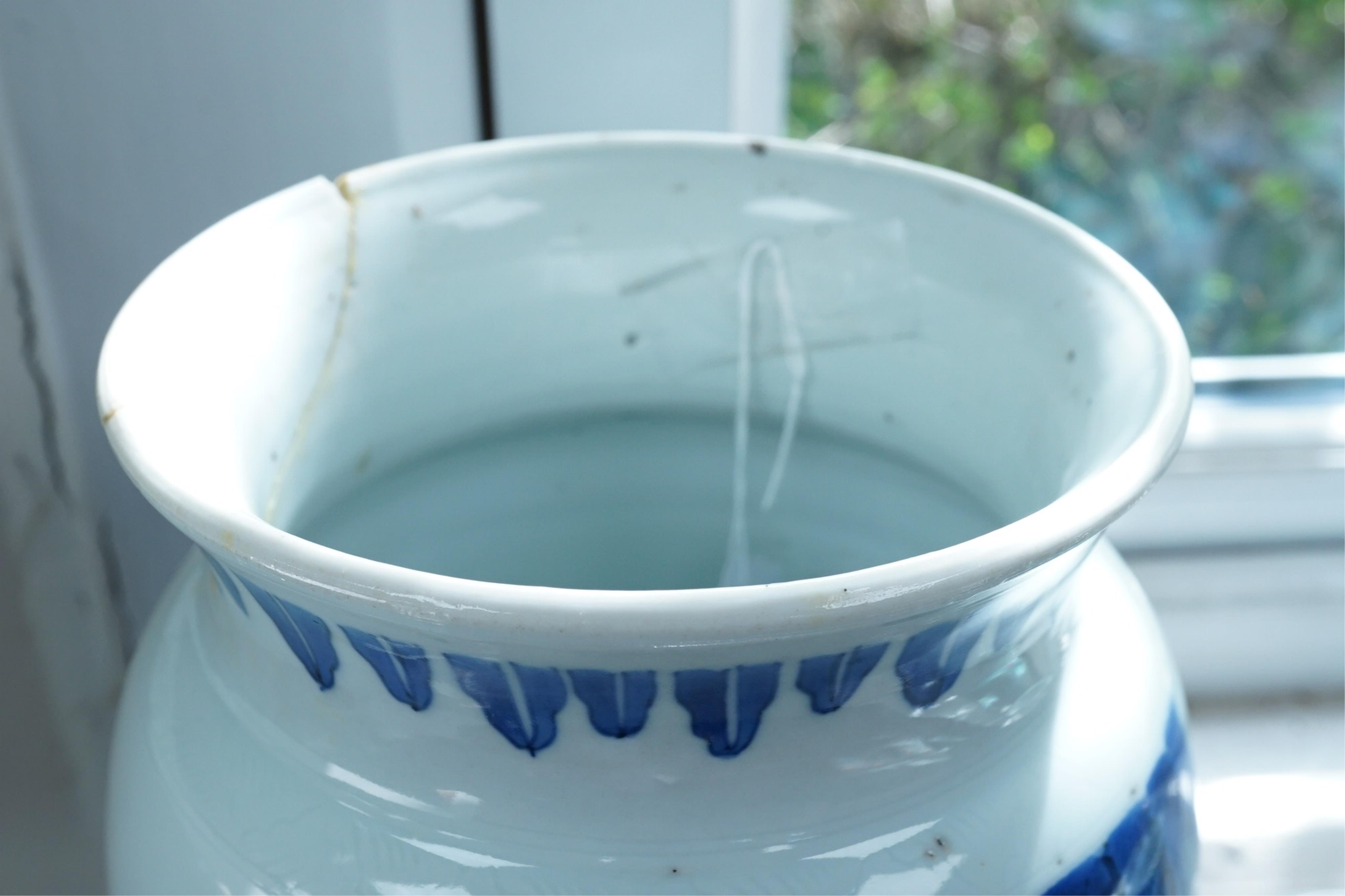 A Chinese Transitional blue and white ‘Ladies’ rolwagen vase, Chongzhen period (1627-1644)